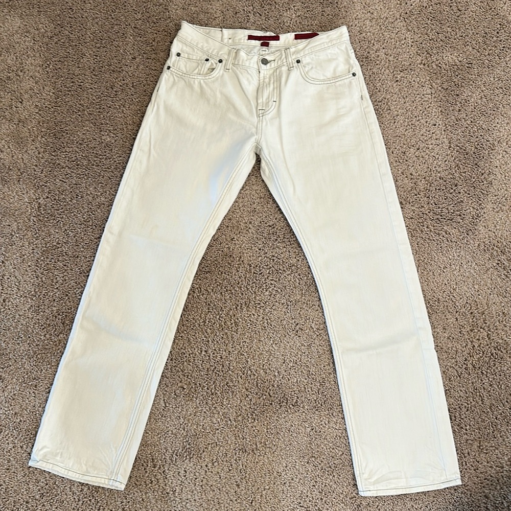 Banana Republic white denim jeans. Men’s size 32 X 32. Very faint mark at leg.